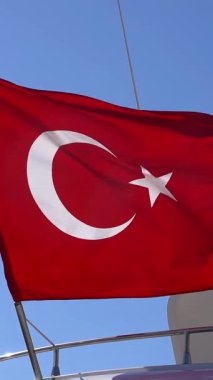  Arka planda Türk bayrağı dalgalanıyor. Dikey video. Yüksek kaliteli FullHD görüntüler