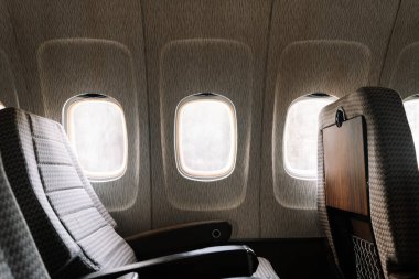 Uçak cam kenarı koltukları. Uçuş, seyahat konsepti. Yüksek kalite fotoğraf