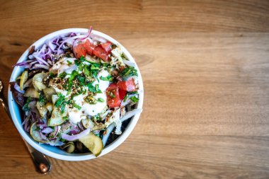 Ahşap masa arkasında salata kasesi. Ekolojik ürünlerden yapılmış lezzetli sağlıklı sebze salatası. Yüksek kalite fotoğraf