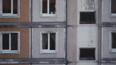 Pencereli Sovyet sonrası şehir paneli. 90 'ların yerleşim bölgesi Minsk, Belarus' ta. Yüksek kaliteli FullHD görüntüler