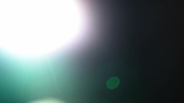 Karanlıktaki ışık ışınlarının güneş ışığı etkileri. Lens ve bozulmanın ışık etkileri. Yüksek kaliteli FullHD görüntüler