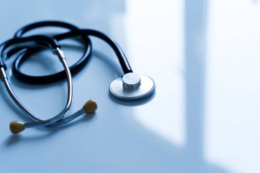 Klinikteki hafif doktorlar masasında tıbbi steteskop. Sağlık sigortası konsepti. Yüksek kalite fotoğraf
