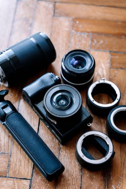 Kamera Merceği Ekipmanı arka planı. Ahşap arka planda fotoğraf teknolojisi var. - Evet. Yüksek kalite fotoğraf