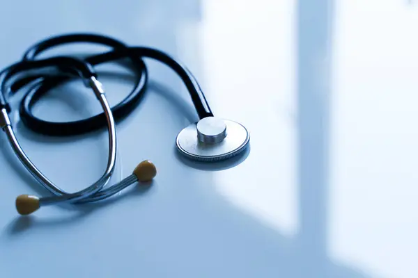 Klinikteki hafif doktorlar masasında tıbbi steteskop. Sağlık sigortası konsepti. Yüksek kalite fotoğraf
