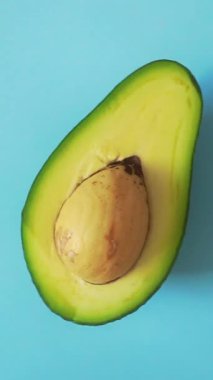 Avokado yaratıcı gıda geçmişi. Taze avokado renk fotoğrafında döner. Yemek yaratıcı tasarım. Yüksek kaliteli FullHD görüntüler