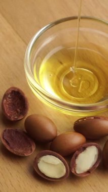Argan tohumları ve yağı. Argan yağı fındıkları. Kozmetik ve doğal yağlar. Yüksek kaliteli FullHD görüntüler