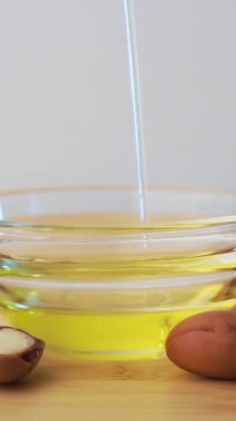 Argan tohumları ve yağı. Argan yağı fındıkları. Kozmetik ve doğal yağlar. Yüksek kaliteli FullHD görüntüler