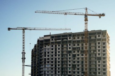 Modern dairelerin inşaatı. Vinç geçmişi olan bir inşaat alanı. Yüksek kalite fotoğraf