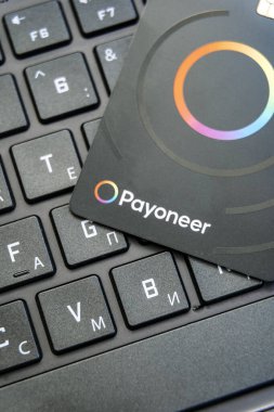 Minsk, Belarus - 23 Şubat 2025: diz üstü bilgisayarda herkesin ödeme kartı. Herkesin ödeme sistemi. Yüksek kalite fotoğraf