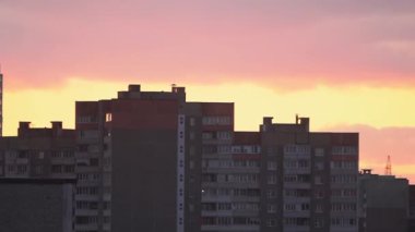 Gün batımında vahşi Sovyet paneli evleri olan şehir manzarası. 90 'ların yerleşim bölgesi Minsk, Belarus' ta. Yüksek kaliteli FullHD görüntüler