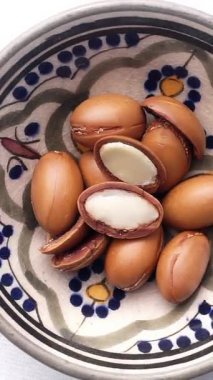 Kavanozda dönen Argan tohumları. Kozmetik ve ilaç için Argan yağı. Yüksek kaliteli FullHD görüntüler