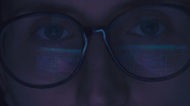 Bilgisayarda çalışan bir kızın gözlüğü ve gözleri. Monitör ekranının yansıması. Teknoloji, iş, iş konsepti. Yüksek kalite 4k görüntü