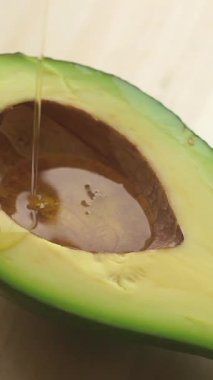 Avokado yağı ve avokado masada. Organik gıda ve kozmetik ürünleri. Yüksek kaliteli FullHD görüntüler