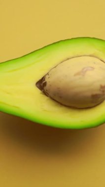 Avokado yaratıcı gıda geçmişi. Taze avokado renk fotoğrafında döner. Yemek yaratıcı tasarım. Yüksek kaliteli FullHD görüntüler