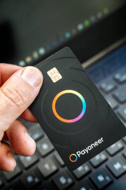 Minsk, Belarus - 23 Şubat 2025: diz üstü bilgisayarda herkesin ödeme kartı. Herkesin ödeme sistemi. Yüksek kalite fotoğraf