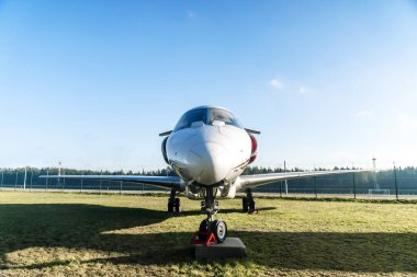 Jet uçağı havaalanına park etmiş. Ön taraftaki uçak. Yüksek kalite fotoğraf