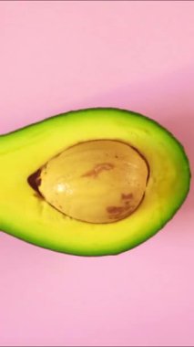 Avokado yaratıcı gıda geçmişi. Taze avokado renk fotoğrafında döner. Yemek yaratıcı tasarım. Yüksek kaliteli FullHD görüntüler