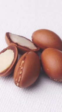 Beyaz arka planda dönen Argan fındıkları. Yüksek kaliteli FullHD görüntüler