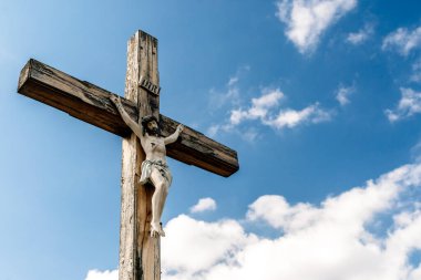 İsa 'nın çarmıha gerilmesi gökyüzü arka planına karşı. Katoliklik, Hristiyanlık, inanç konsepti. INRI Leesus Nazarenus, Rex Iudaeorum İngilizce Latince yazıyı şu şekilde ifade eder: