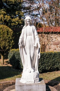 Hıristiyan Katolik kilisesinde Bakire Meryem heykeli. Din, Hristiyanlık, Katoliklik kavramı. Yüksek kalite fotoğraf