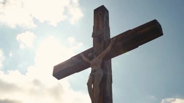 İsa 'nın çarmıha gerilmesi gökyüzü arka planına karşı. Katoliklik, Hristiyanlık, inanç konsepti. INRI Leesus Nazarenus, Rex Iudaeorum İngilizce Latince yazıyı şu şekilde ifade eder: