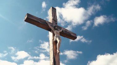 İsa 'nın çarmıha gerilmesi gökyüzü arka planına karşı. Katoliklik, Hristiyanlık, inanç konsepti. INRI Leesus Nazarenus, Rex Iudaeorum İngilizce Latince yazıyı şu şekilde ifade eder:
