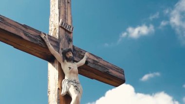 İsa 'nın çarmıha gerilmesi gökyüzü arka planına karşı. Katoliklik, Hristiyanlık, inanç konsepti. INRI Leesus Nazarenus, Rex Iudaeorum İngilizce Latince yazıyı şu şekilde ifade eder: