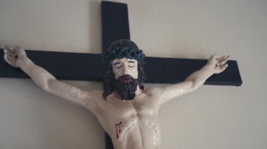 Duvarda İsa 'nın Katolik Kilisesi' nde çarmıha gerilmesi. Din, inanç, Hristiyanlık kavramı. Yüksek kaliteli FullHD görüntüler