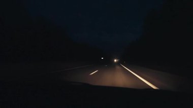 Gece Kır Yolu. Boş Gece Yolunda Araba Kullanmak. Sürücü Bakış Açısı. Yüksek kaliteli FullHD görüntüler