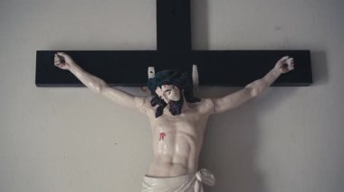Duvarda İsa 'nın Katolik Kilisesi' nde çarmıha gerilmesi. Din, inanç, Hristiyanlık kavramı. Yüksek kaliteli FullHD görüntüler
