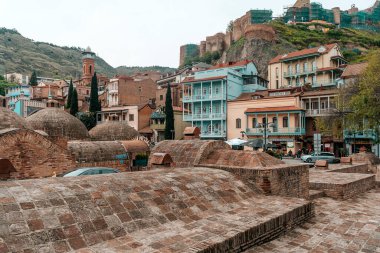 Tiflis, Gürcistan - 15 Nisan 2026: Eski şehrin tarihi turist bölgesi. Yüksek kalite fotoğraf