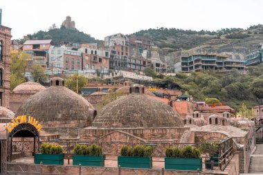 Tiflis, Gürcistan - 15 Nisan 2026: Tiflis tarihi ortaçağ hamamı. Yüksek kalite fotoğraf