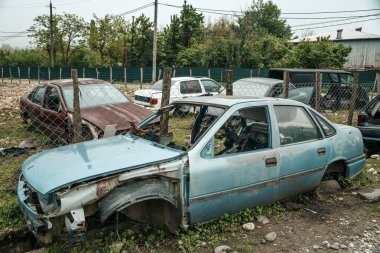 Sokakta terk edilmiş bir araba. Araba çöplüğü ve terk edilmiş hurda. Yüksek kalite fotoğraf
