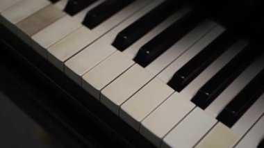 Piyano tuşları yakın plan. Piyano tuşları çalışıyor. Yüksek kaliteli FullHD görüntüler