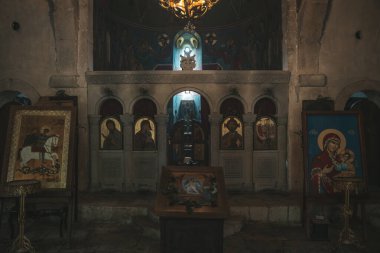 İkonları ve sunağı olan bir Ortodoks Gürcistan kilisesi. Yüksek kalite fotoğraf