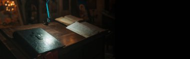 Kilise arkaplanındaki İncil. Hıristiyanlık, İncil eğitimi, din kavramı. Yüksek kalite fotoğraf