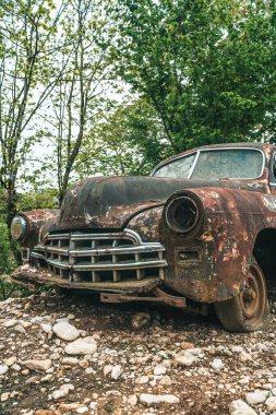 Eski paslı araba. 60 'lardan kalma terk edilmiş eski model bir araba. Yüksek kalite fotoğraf