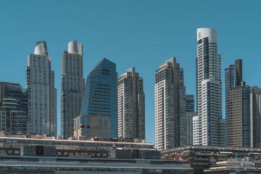 Buenos Aires, Arjantin - 5 Mayıs 2025: Buenos Aires, Arjantin 'in lüks liman bölgesi Puerto Madero' nun modern ufuk çizgisi. Yüksek binaların panoramik manzarası ve çağdaş mimari
