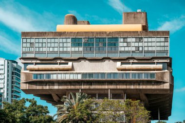 Buenos Aires, Arjantin - 5 Mayıs 2025: Buenos Aires 'teki Arjantin Ulusal Kütüphanesi' nin çarpıcı manzarası, ikonik Brutalist mimarisini gözler önüne seriyor. Güney 'in kültürel ve entelektüel simgesi.