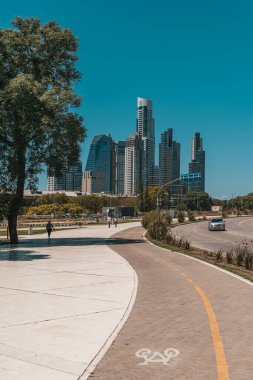 Buenos Aires, Arjantin - 5 Mayıs 2025: Buenos Aires, Arjantin 'in lüks liman bölgesi Puerto Madero' nun modern ufuk çizgisi. Yüksek binaların panoramik manzarası ve çağdaş mimari