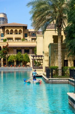 Dubai, BAE - 30 Nisan 2025: Dubai sokaklarındaki Asyalı göçmen işçi. Dubai, Birleşik Arap Emirlikleri 'nde bir cadde boyunca yürüyen Asyalı bir göçmenin yüksek kaliteli fotoğrafı. Giyinik.