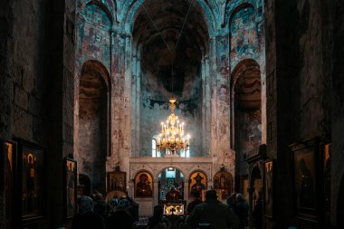 Tiflis, Gürcistan - 25 Nisan 2025: İkonları ve sunağı olan bir Ortodoks Gürcistan kilisesi. Yüksek kalite fotoğraf