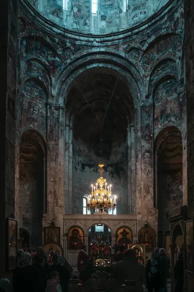 Tiflis, Gürcistan - 25 Nisan 2025: İkonları ve sunağı olan bir Ortodoks Gürcistan kilisesi. Yüksek kalite fotoğraf