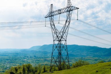 Enerji hatları Gürcistan 'da Dağ Manzarası' nı geçiyor. Yüksek kalite fotoğraf