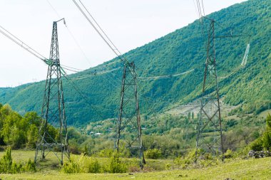 Enerji hatları Gürcistan 'da Dağ Manzarası' nı geçiyor. Yüksek kalite fotoğraf
