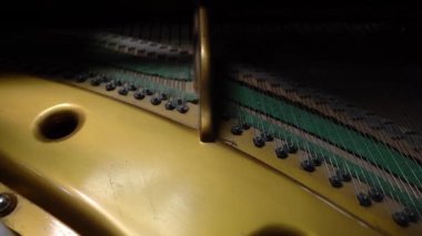 Eski piyano telleri kapanır. Telli müzik aleti, ses, akort, müzik konsepti. Yüksek kaliteli FullHD görüntüler