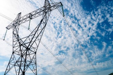 Enerji hatları Gürcistan 'da Dağ Manzarası' nı geçiyor. Yüksek kalite fotoğraf
