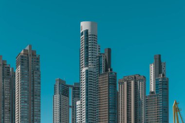 Buenos Aires, Arjantin - 5 Mayıs 2025: Buenos Aires, Arjantin 'in lüks liman bölgesi Puerto Madero' nun modern ufuk çizgisi. Yüksek binaların panoramik manzarası ve çağdaş mimari