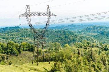 Enerji hatları Gürcistan 'da Dağ Manzarası' nı geçiyor. Yüksek kalite fotoğraf
