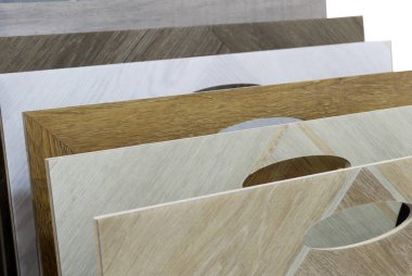 Arka planı yumuşatın. Döşeme ve iç dizayn için ahşap desenli laminat veya parke örnekleri. Ahşap zemin üretimi. Yüksek kalite fotoğraf